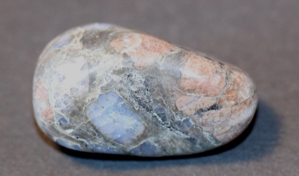 Opal in Rhyolith Sammlerstein mit sehr schöner Farbgebung von blau, weiß und hellbraun