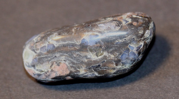 Opal in Rhyolith mit sehr schöner Farbgebung von violet, weiß und braun