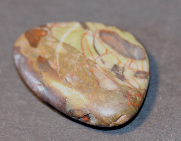 Opal in Matrix Sammlerstein mit angenehmer Form