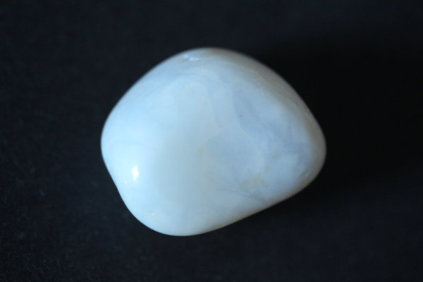 Opal weiß Sammlerstein besitzt braune Einschlüsse !