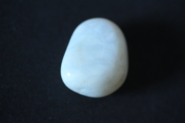 Opal weiß Sammlerstein besitzt braune Einschlüsse !